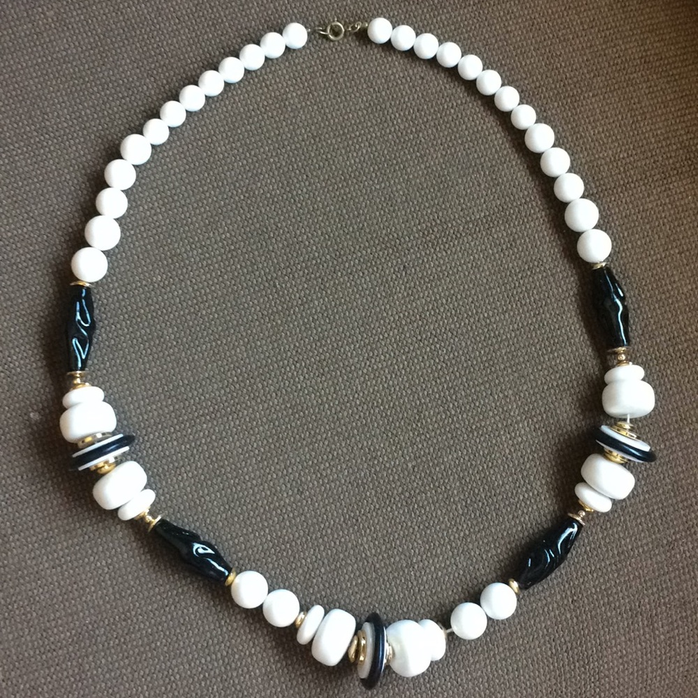Black and white bead necklace! 💋